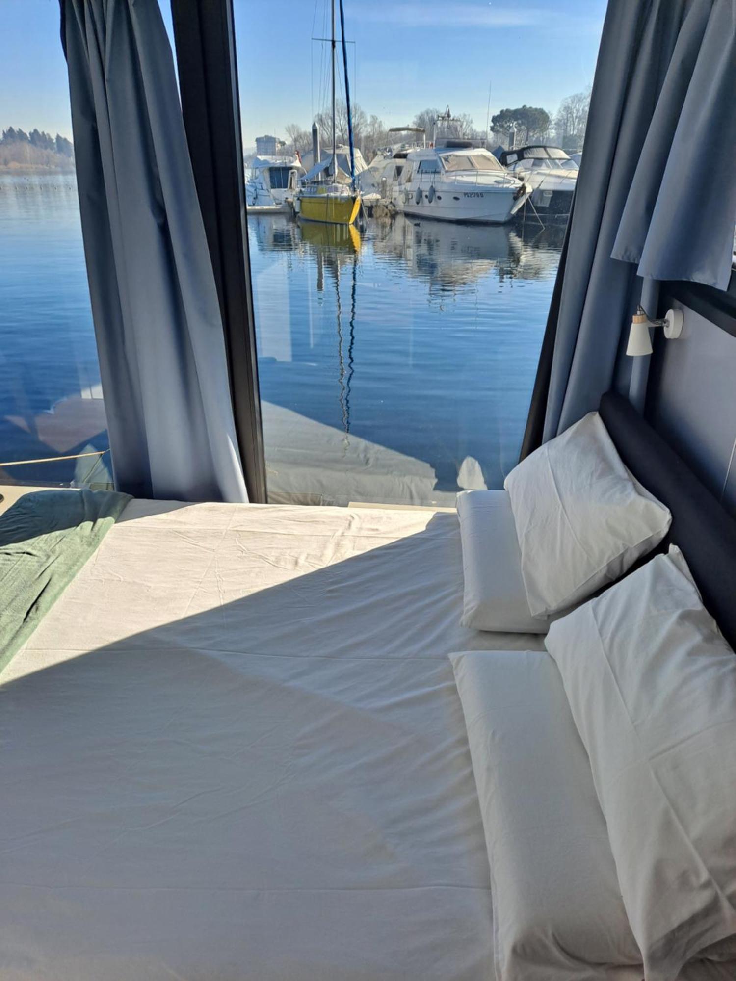 Floating Experience Black Pearl, Lago Maggiore 多米勒托 外观 照片