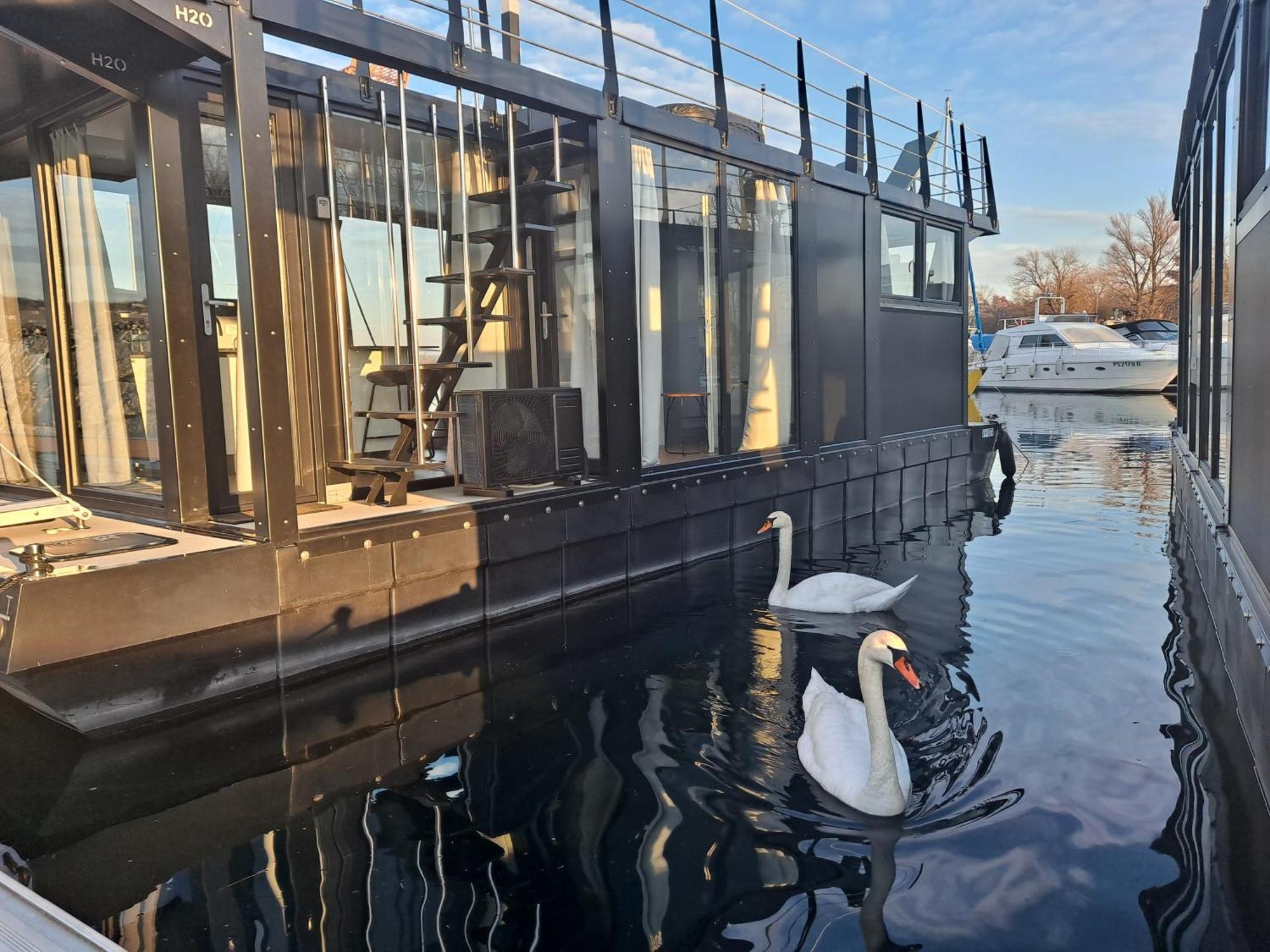 Floating Experience Black Pearl, Lago Maggiore 多米勒托 外观 照片