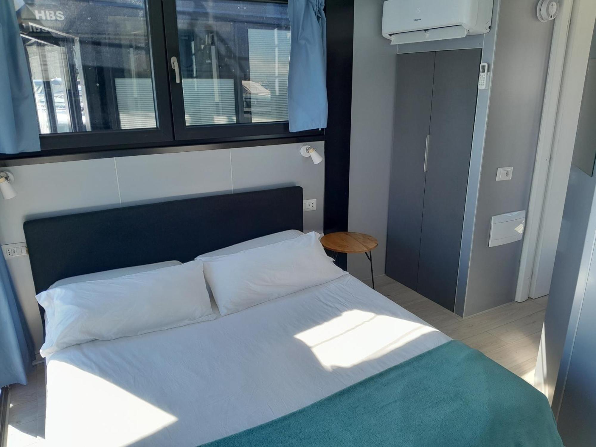 Floating Experience Black Pearl, Lago Maggiore 多米勒托 外观 照片