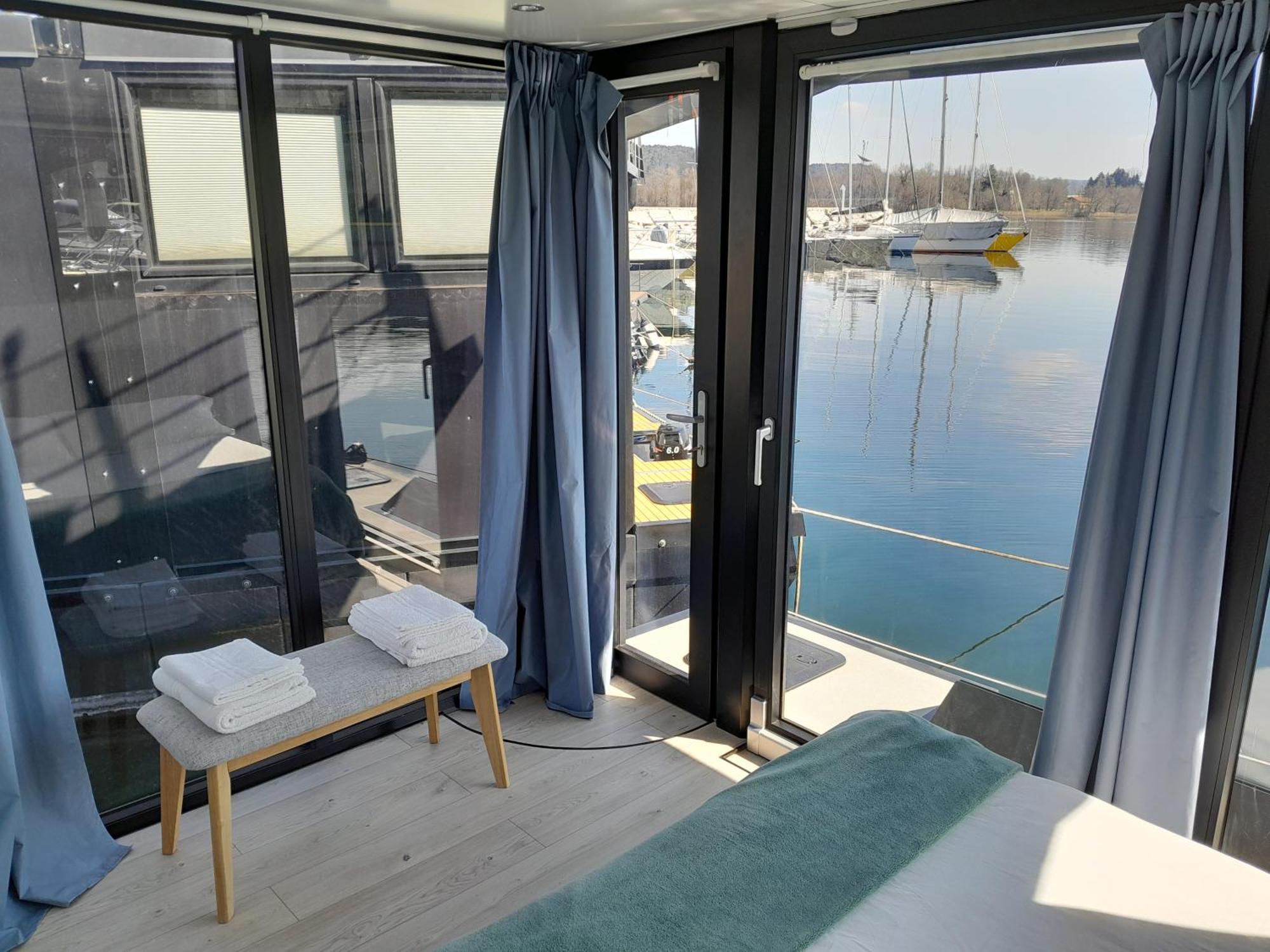 Floating Experience Black Pearl, Lago Maggiore 多米勒托 外观 照片