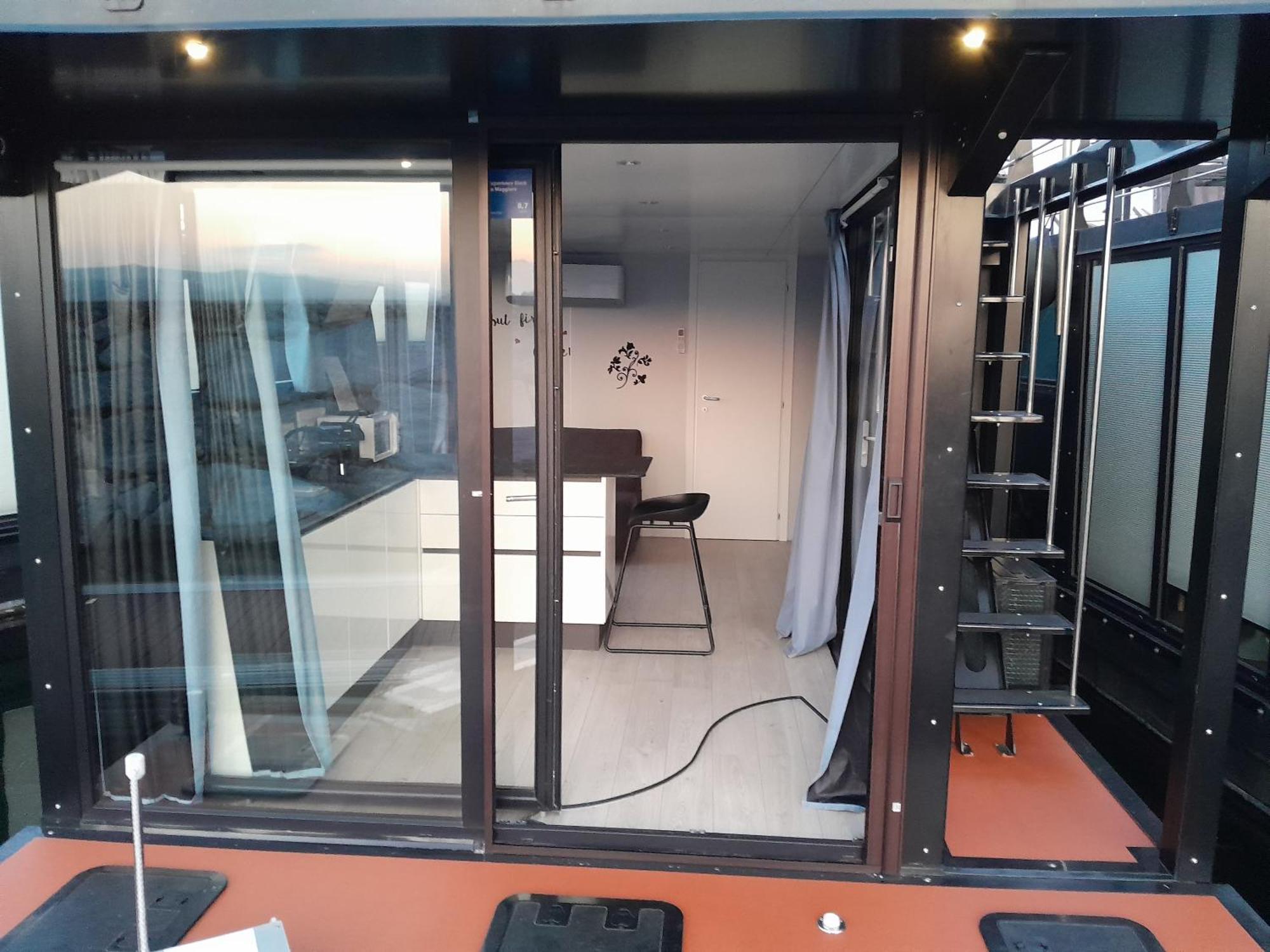 Floating Experience Black Pearl, Lago Maggiore 多米勒托 外观 照片