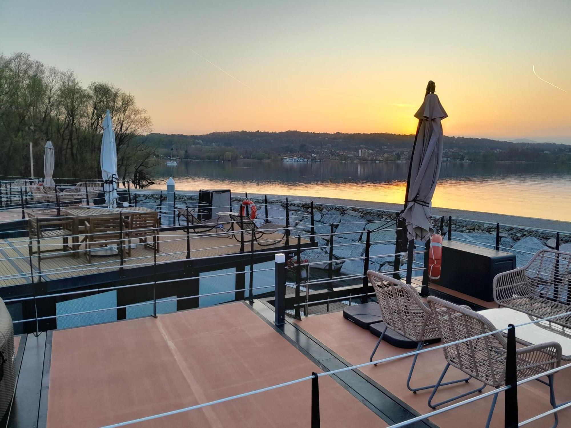 Floating Experience Black Pearl, Lago Maggiore 多米勒托 外观 照片