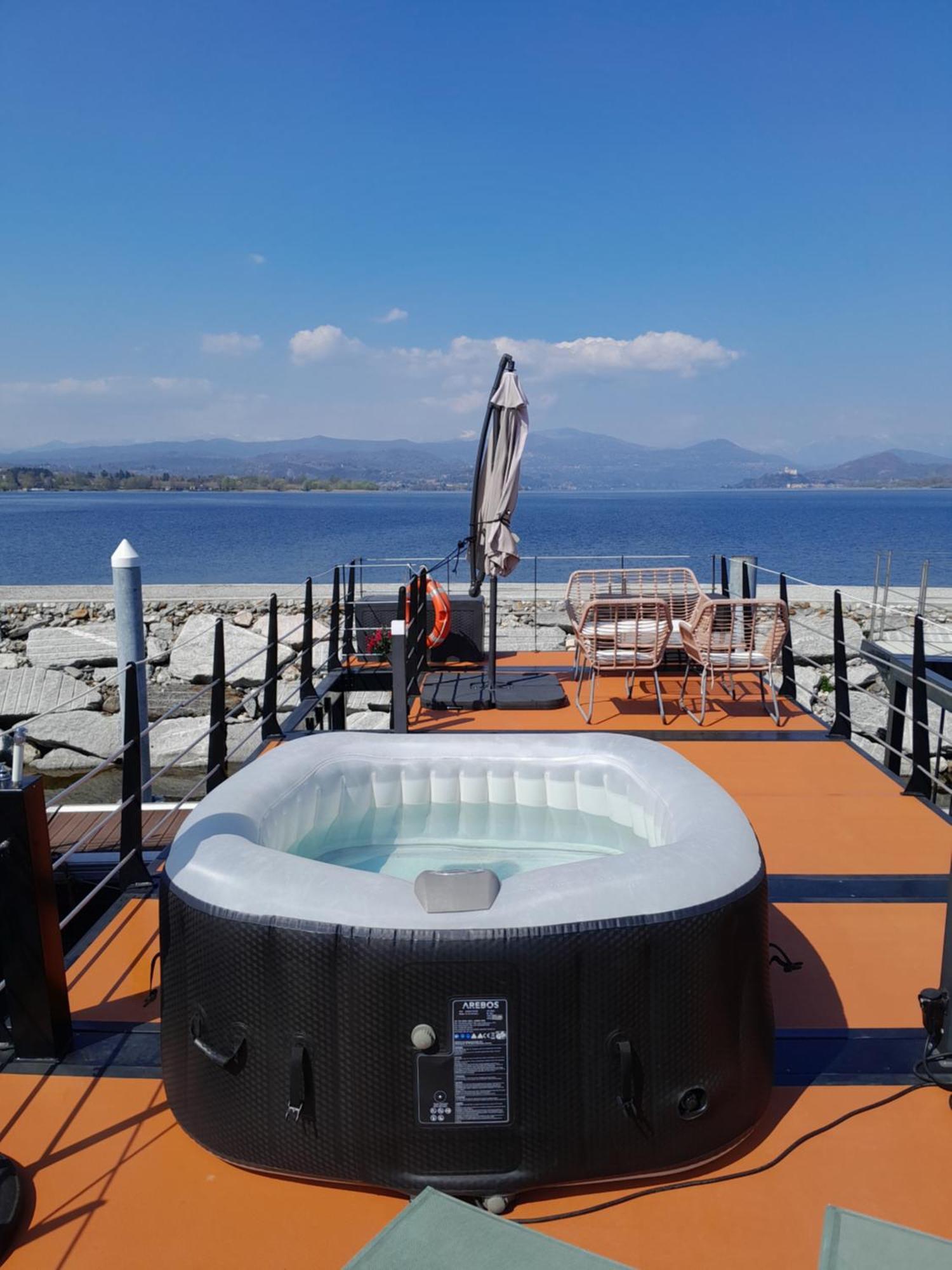 Floating Experience Black Pearl, Lago Maggiore 多米勒托 外观 照片