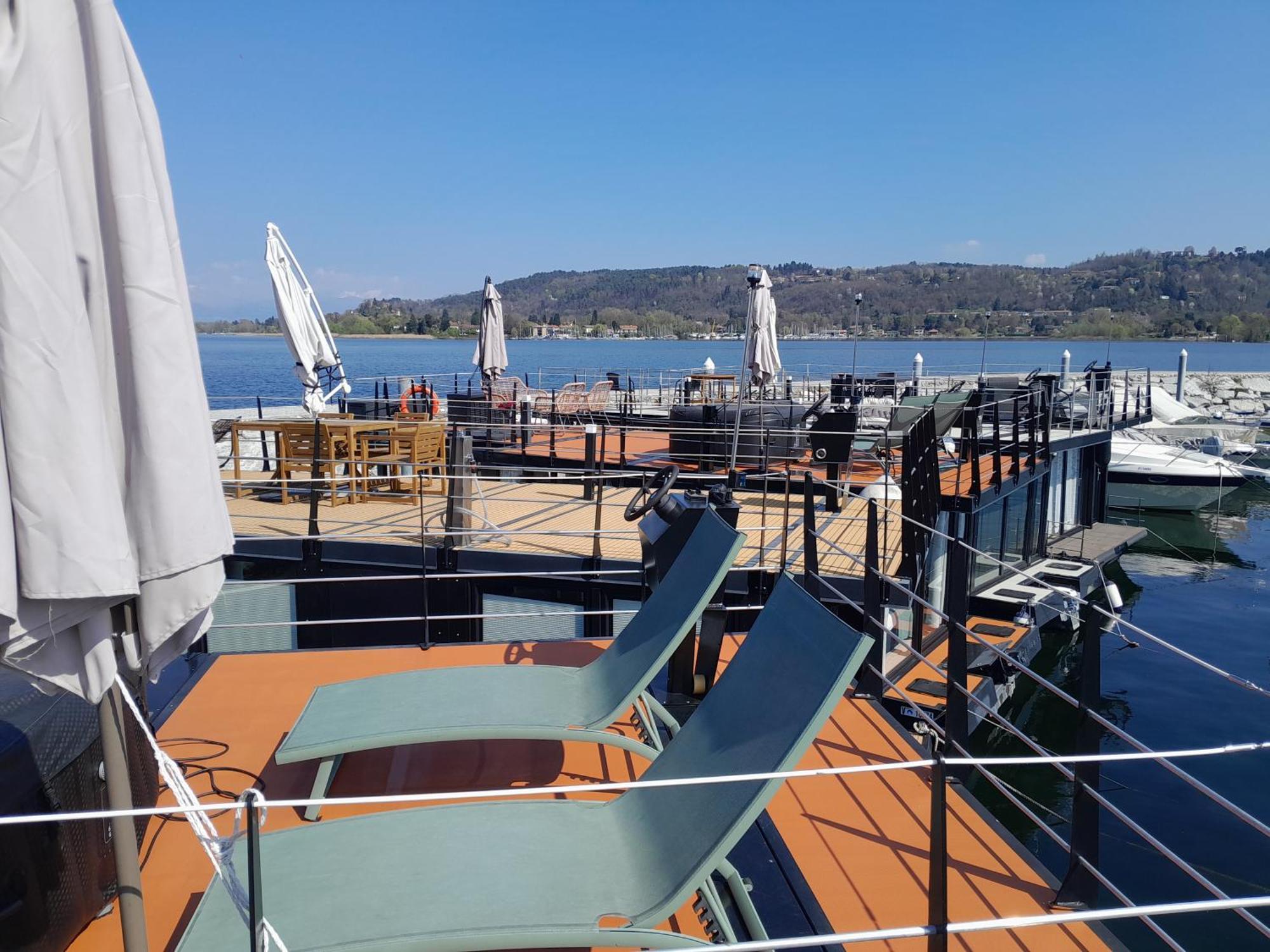 Floating Experience Black Pearl, Lago Maggiore 多米勒托 外观 照片