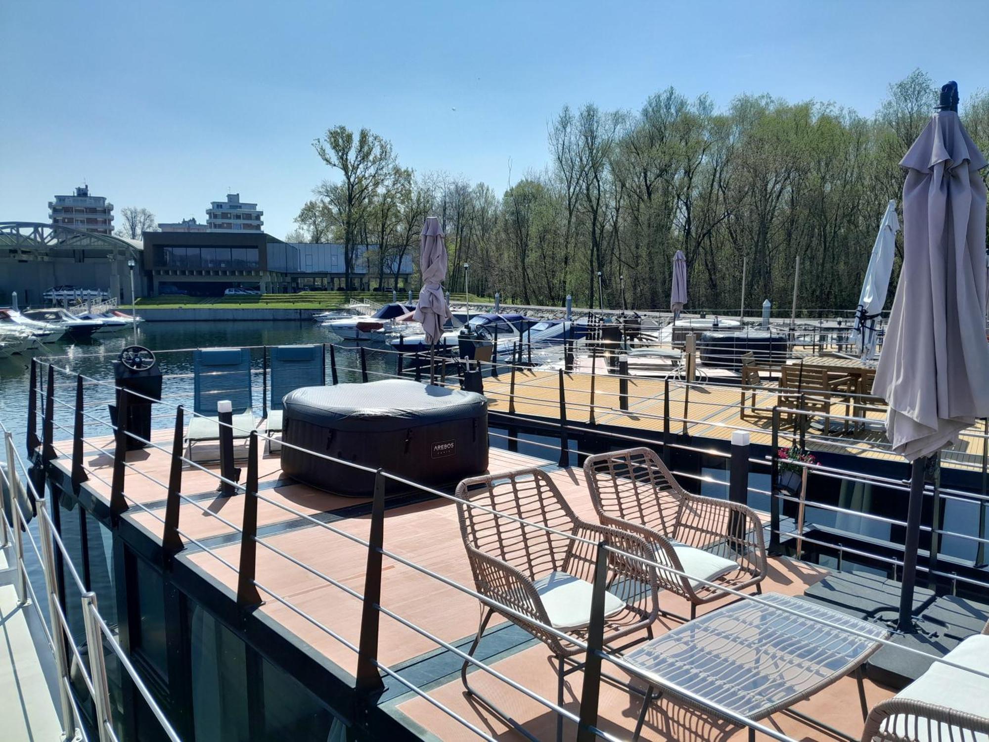 Floating Experience Black Pearl, Lago Maggiore 多米勒托 外观 照片