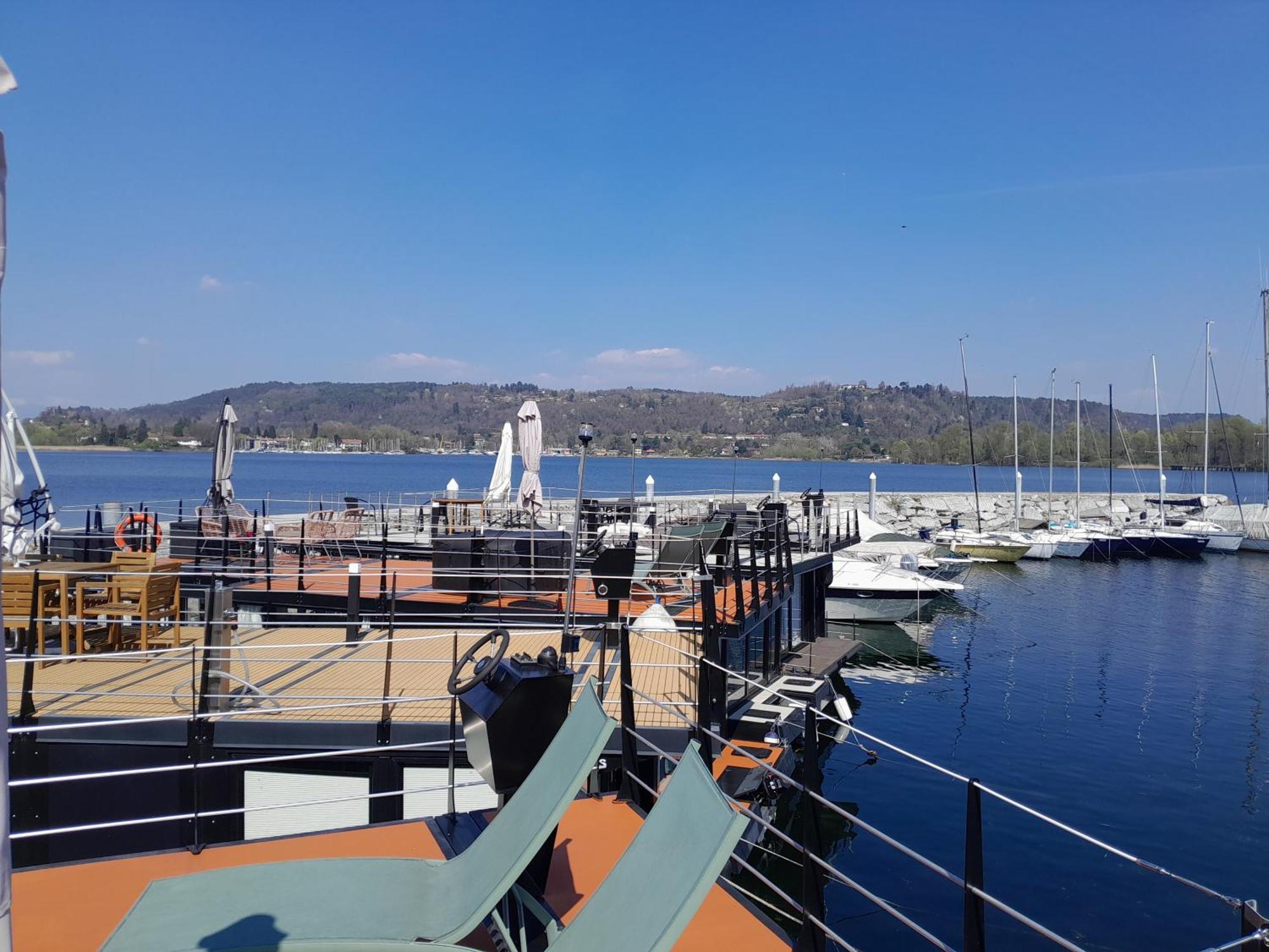 Floating Experience Black Pearl, Lago Maggiore 多米勒托 外观 照片