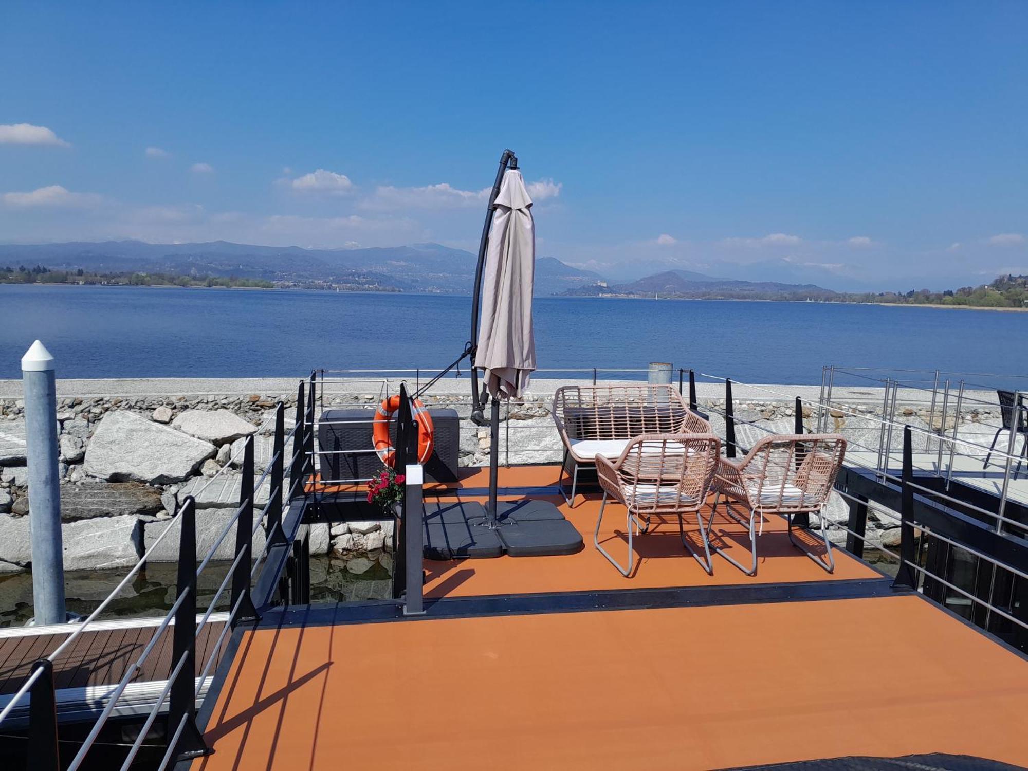 Floating Experience Black Pearl, Lago Maggiore 多米勒托 外观 照片