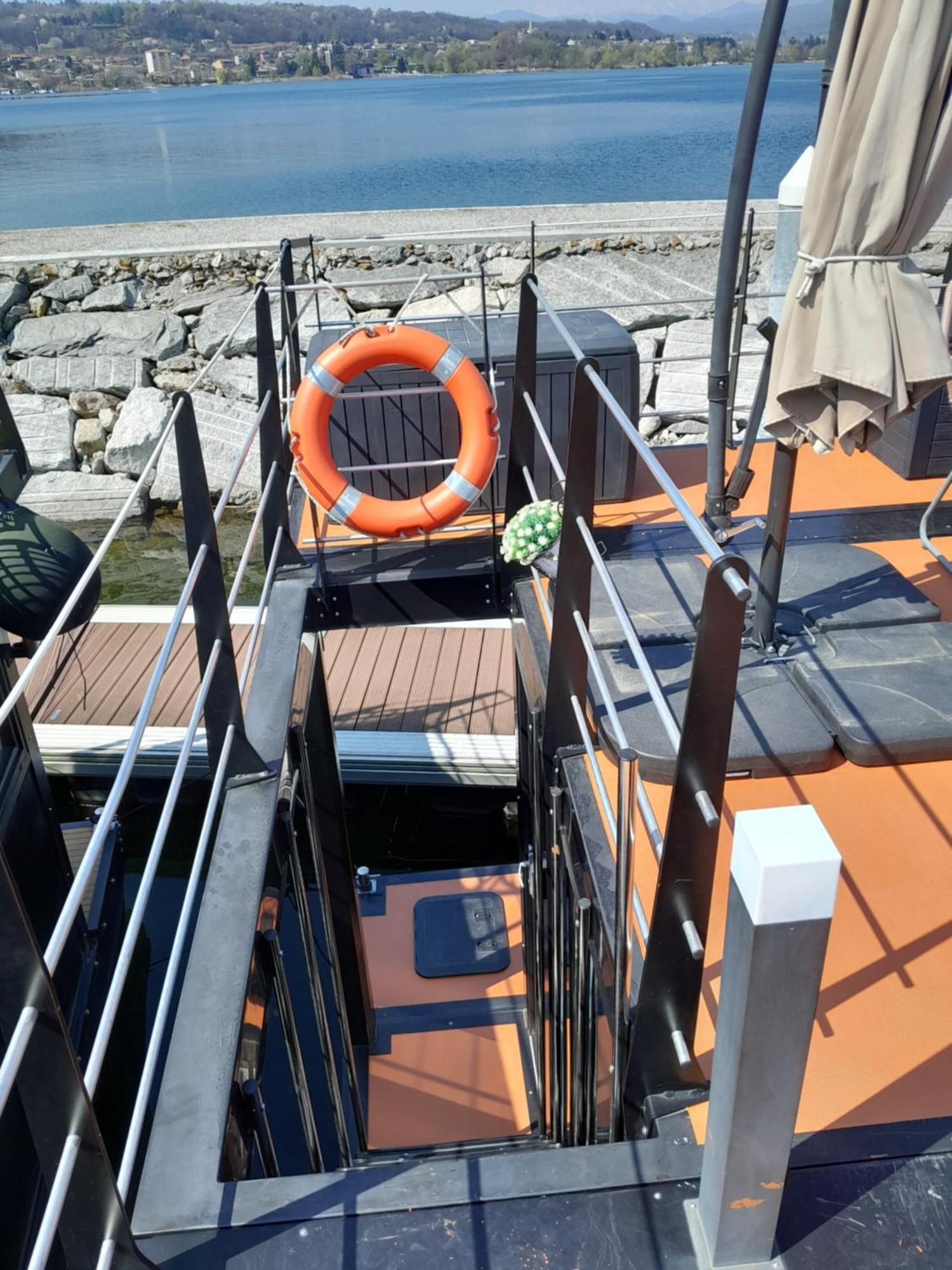 Floating Experience Black Pearl, Lago Maggiore 多米勒托 外观 照片