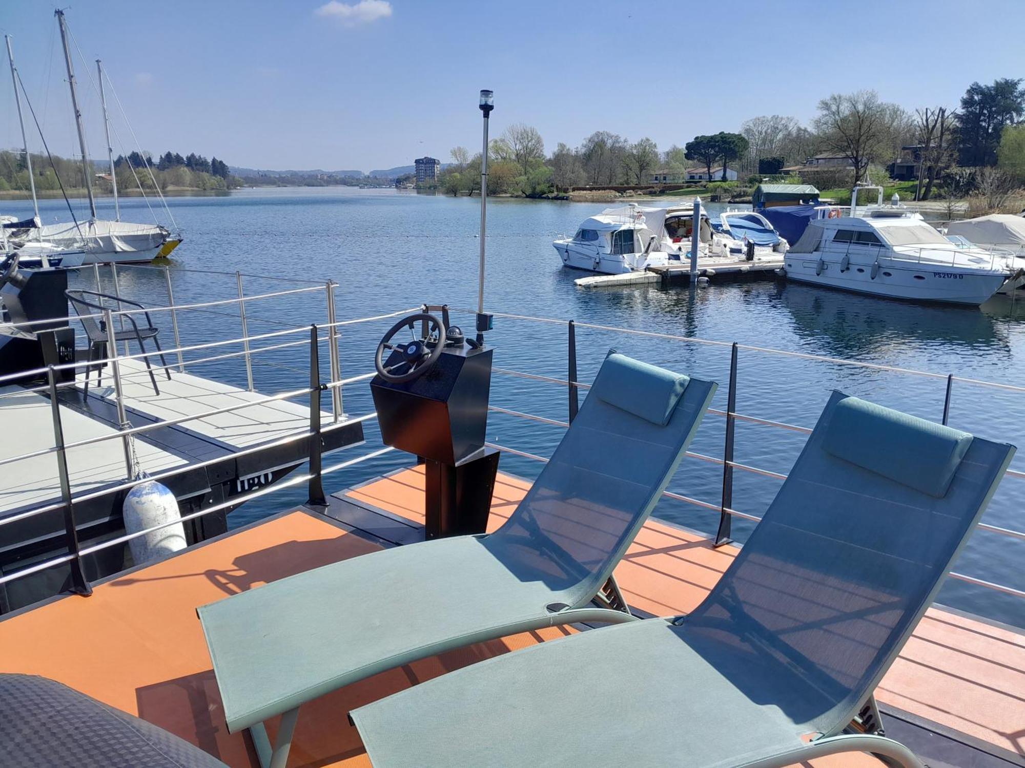 Floating Experience Black Pearl, Lago Maggiore 多米勒托 外观 照片