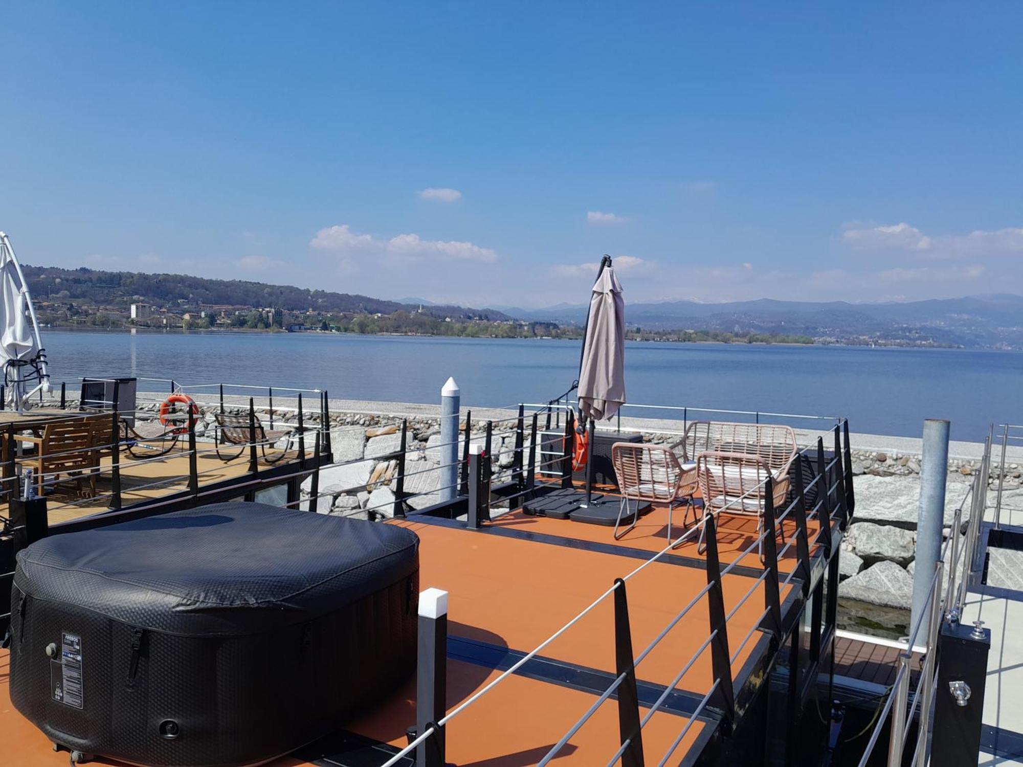 Floating Experience Black Pearl, Lago Maggiore 多米勒托 外观 照片