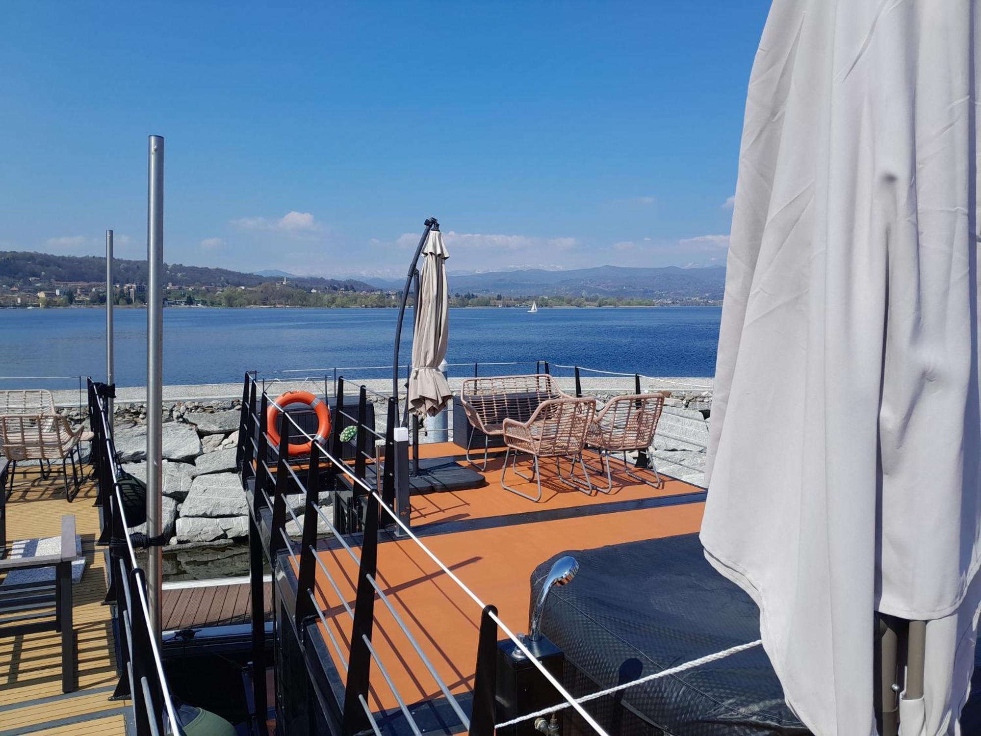 Floating Experience Black Pearl, Lago Maggiore 多米勒托 外观 照片