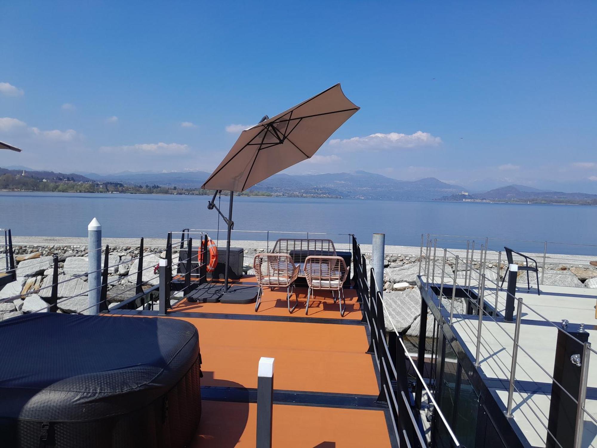 Floating Experience Black Pearl, Lago Maggiore 多米勒托 外观 照片