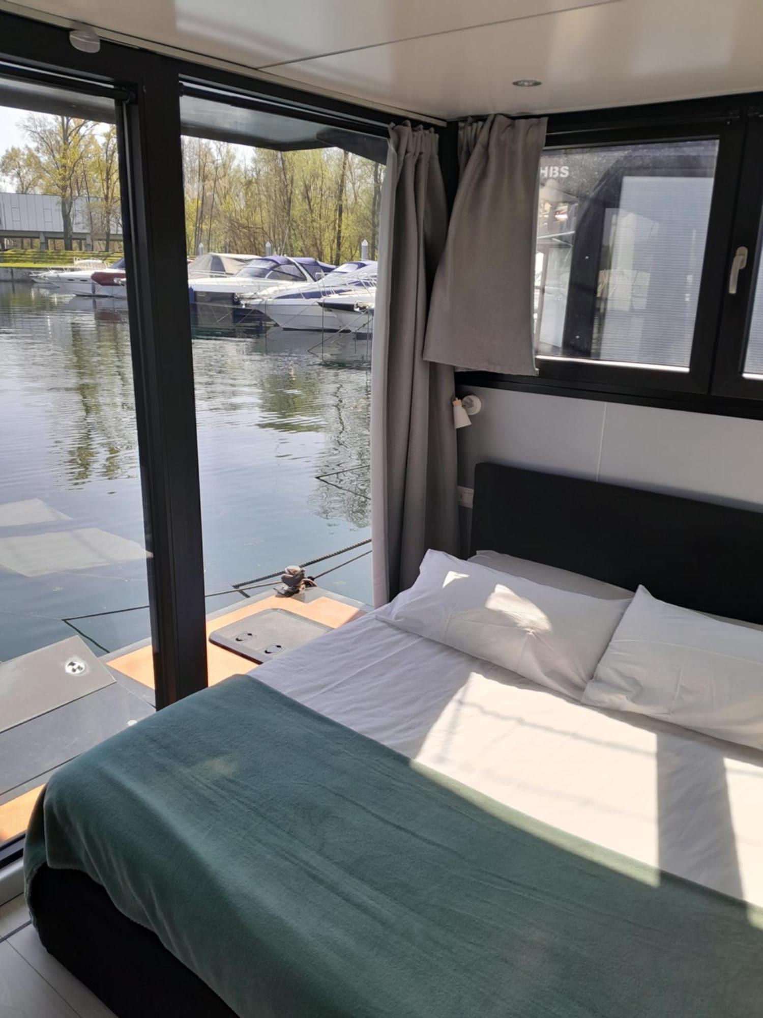 Floating Experience Black Pearl, Lago Maggiore 多米勒托 外观 照片