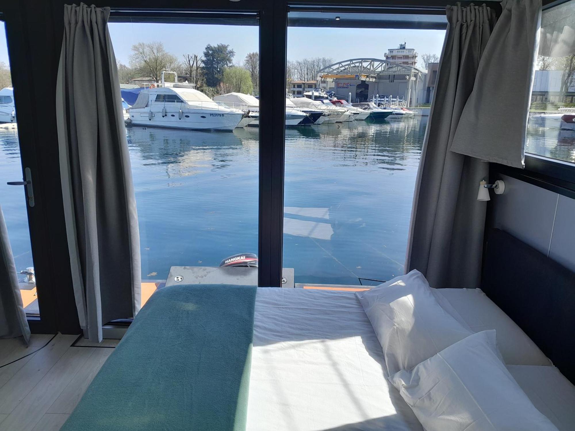 Floating Experience Black Pearl, Lago Maggiore 多米勒托 外观 照片