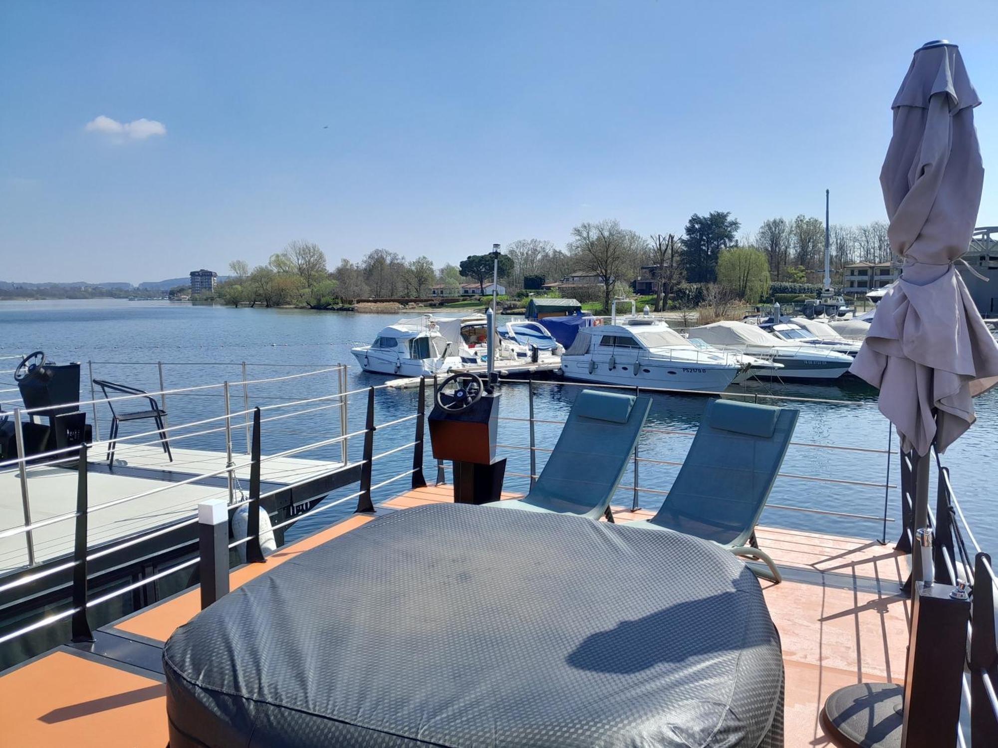 Floating Experience Black Pearl, Lago Maggiore 多米勒托 外观 照片