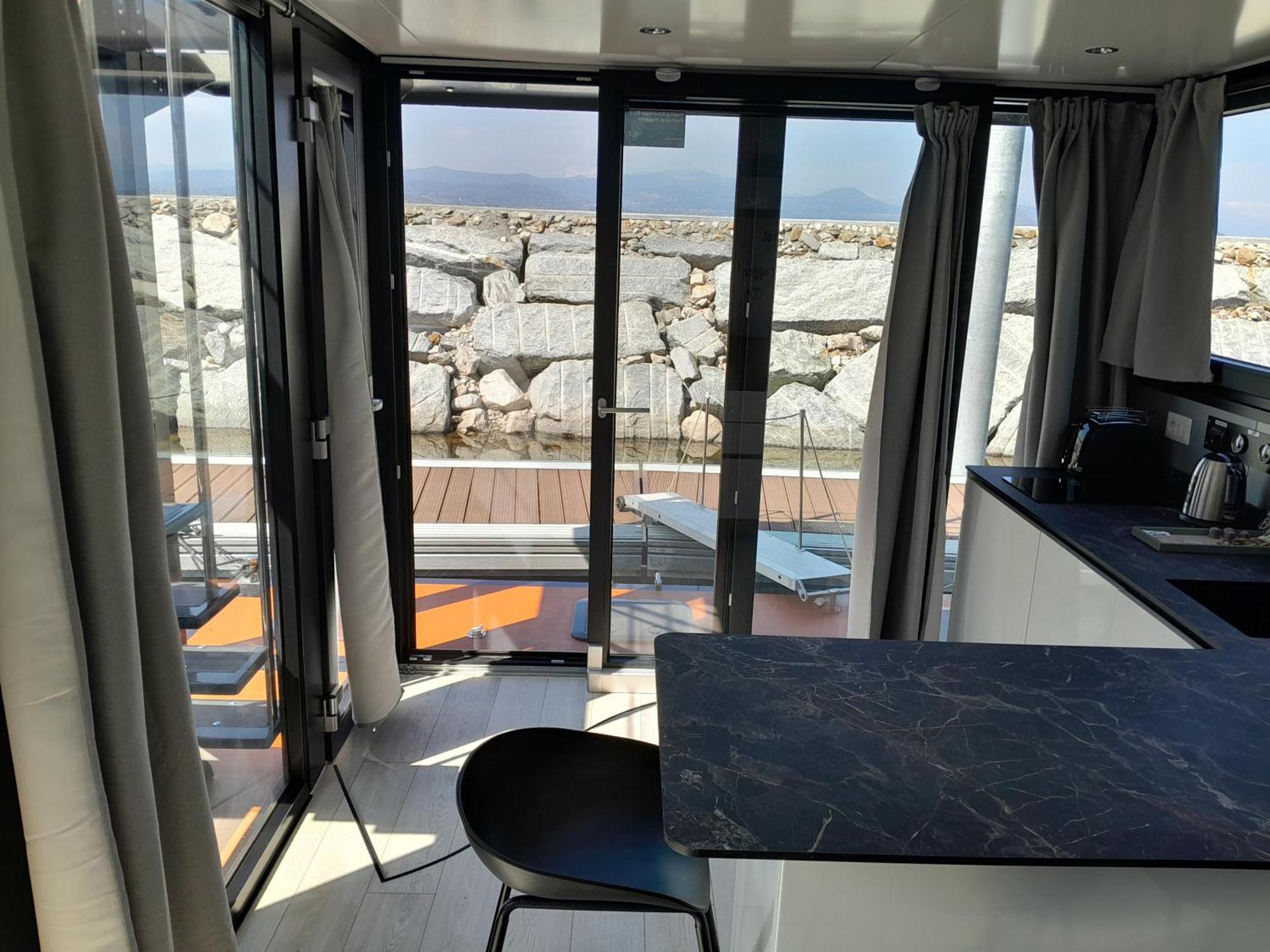 Floating Experience Black Pearl, Lago Maggiore 多米勒托 外观 照片