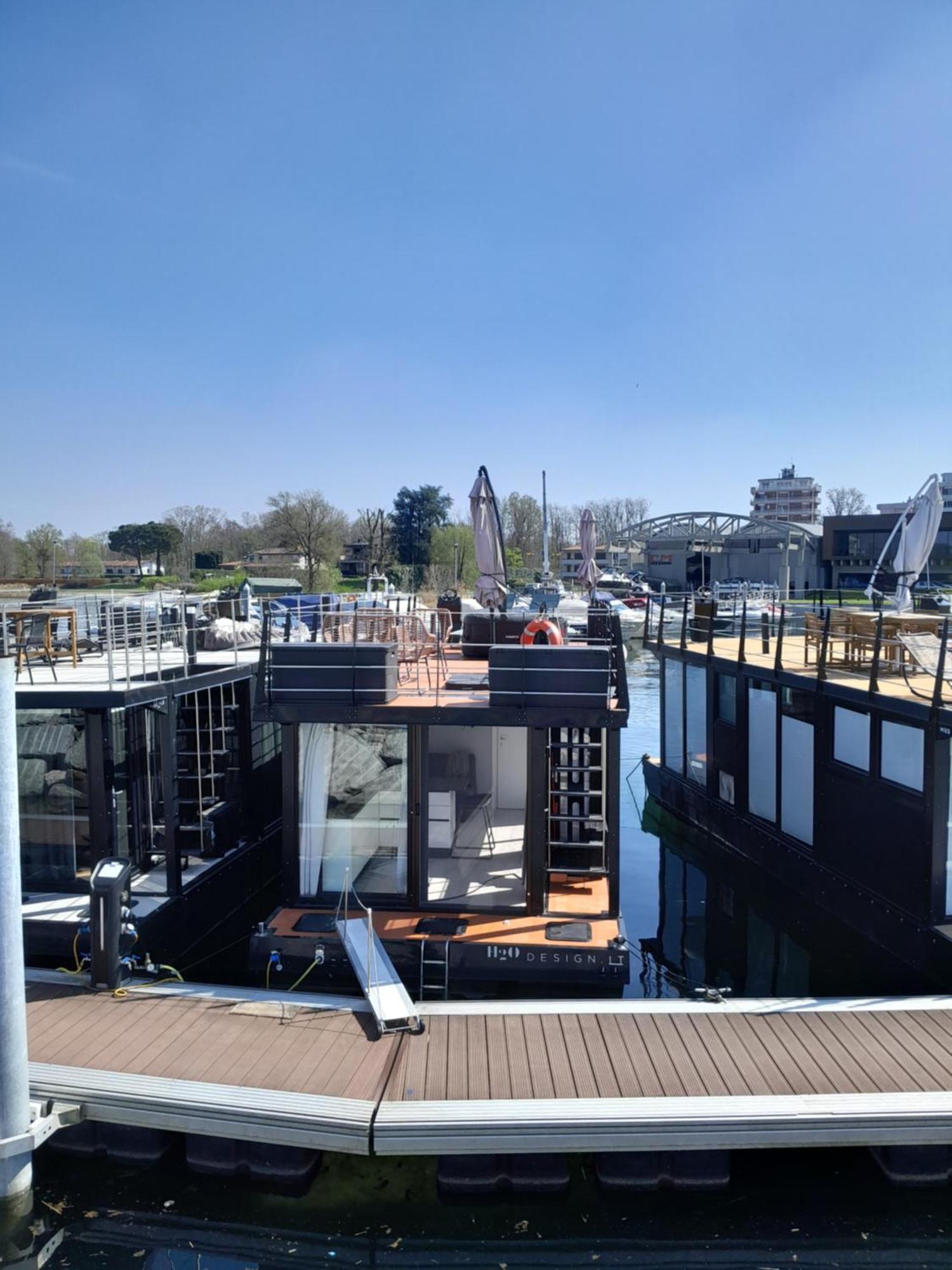 Floating Experience Black Pearl, Lago Maggiore 多米勒托 外观 照片