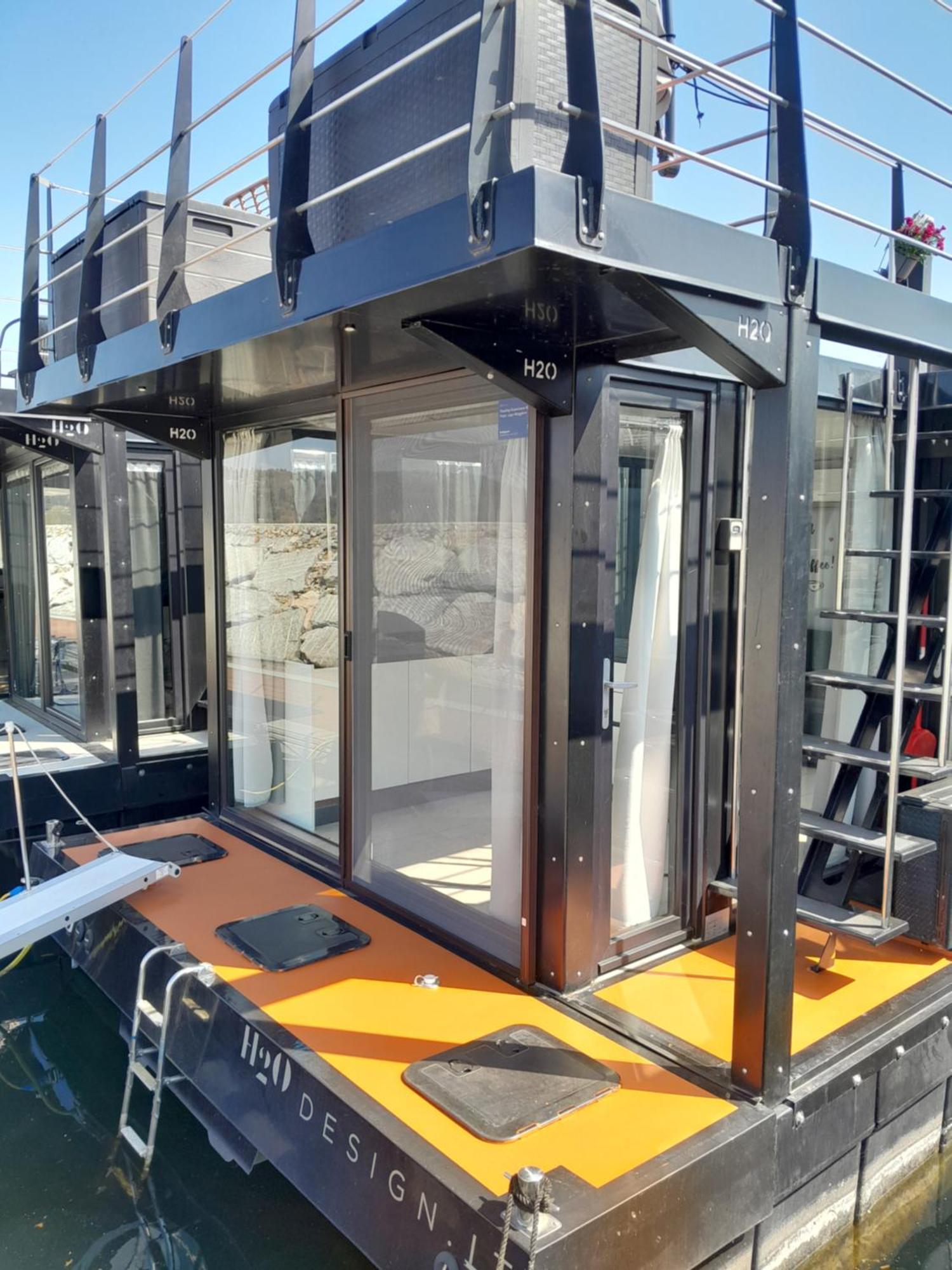 Floating Experience Black Pearl, Lago Maggiore 多米勒托 外观 照片