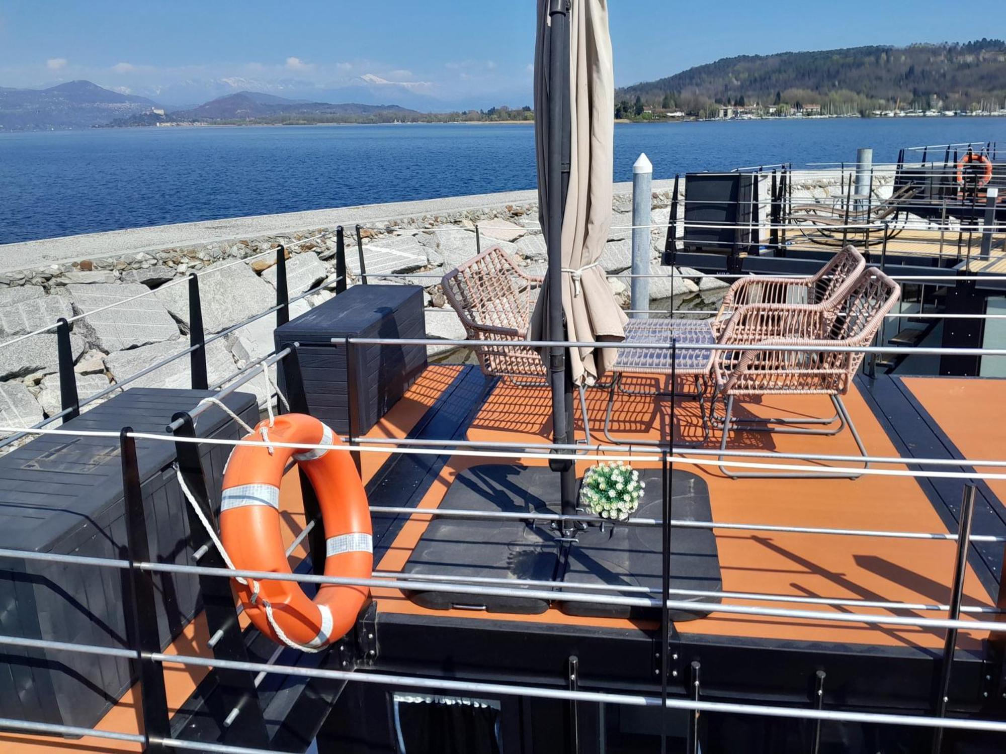 Floating Experience Black Pearl, Lago Maggiore 多米勒托 外观 照片