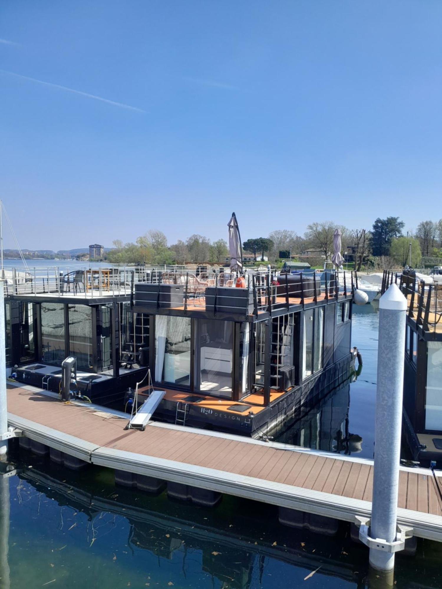 Floating Experience Black Pearl, Lago Maggiore 多米勒托 外观 照片