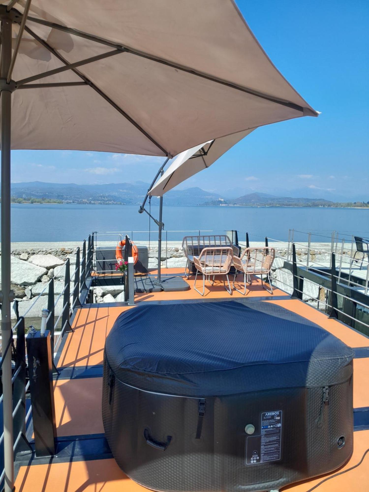 Floating Experience Black Pearl, Lago Maggiore 多米勒托 外观 照片