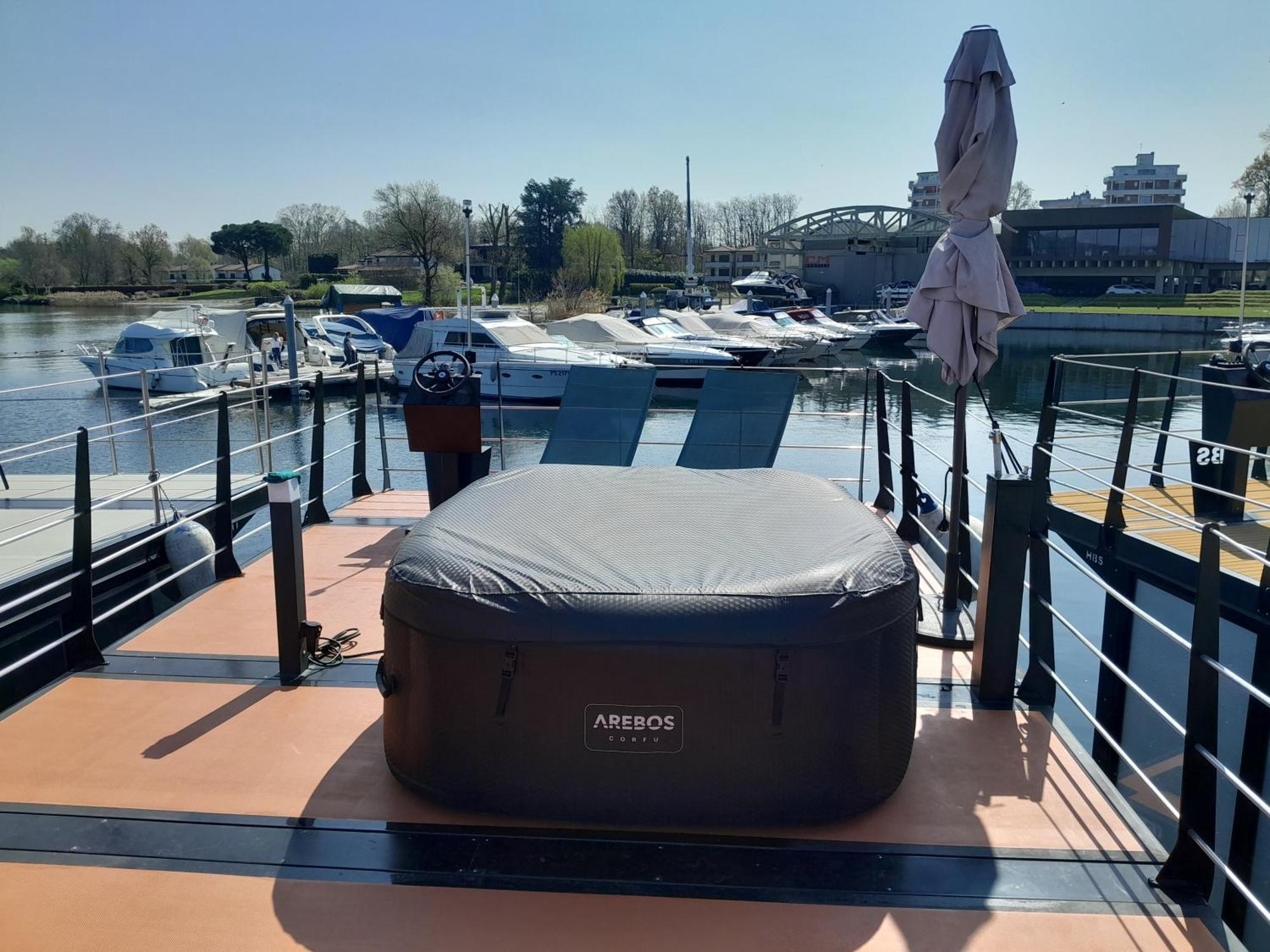 Floating Experience Black Pearl, Lago Maggiore 多米勒托 外观 照片