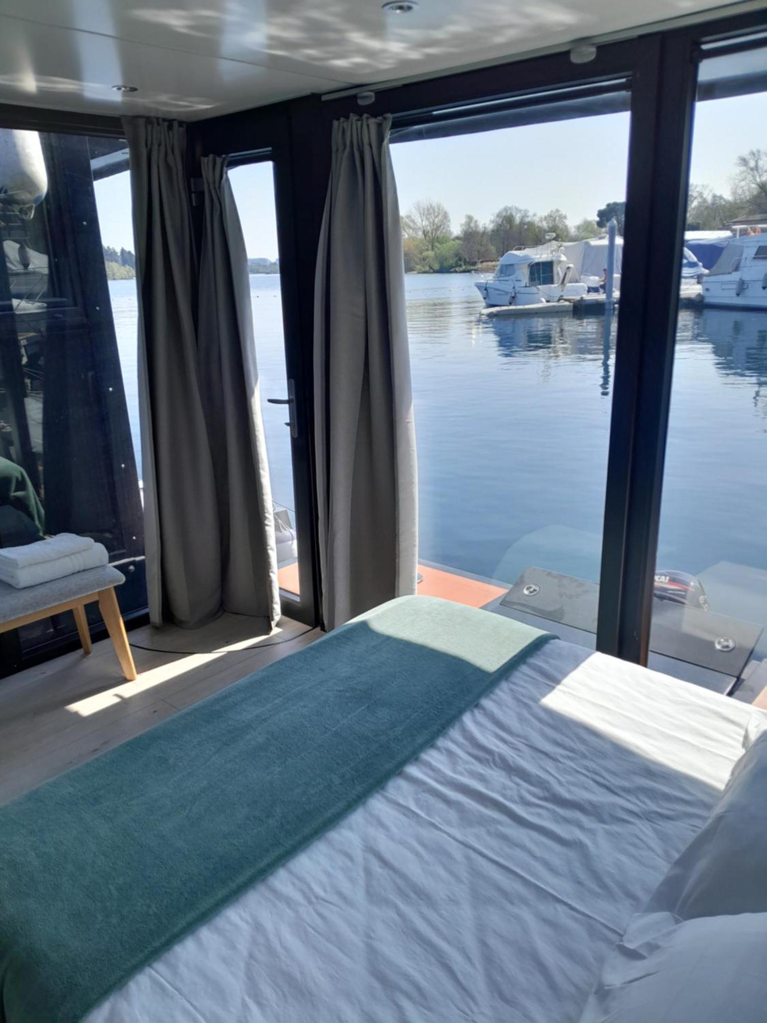 Floating Experience Black Pearl, Lago Maggiore 多米勒托 外观 照片