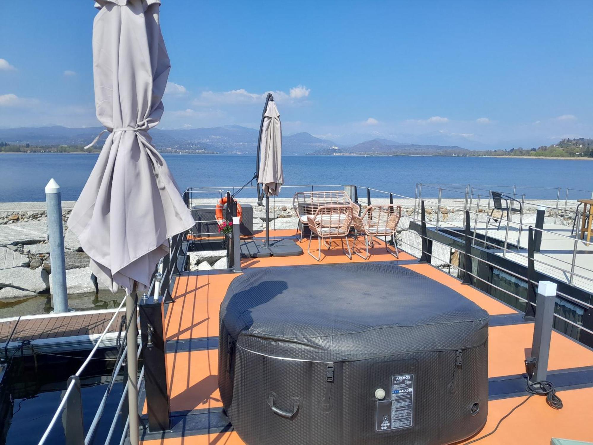Floating Experience Black Pearl, Lago Maggiore 多米勒托 外观 照片