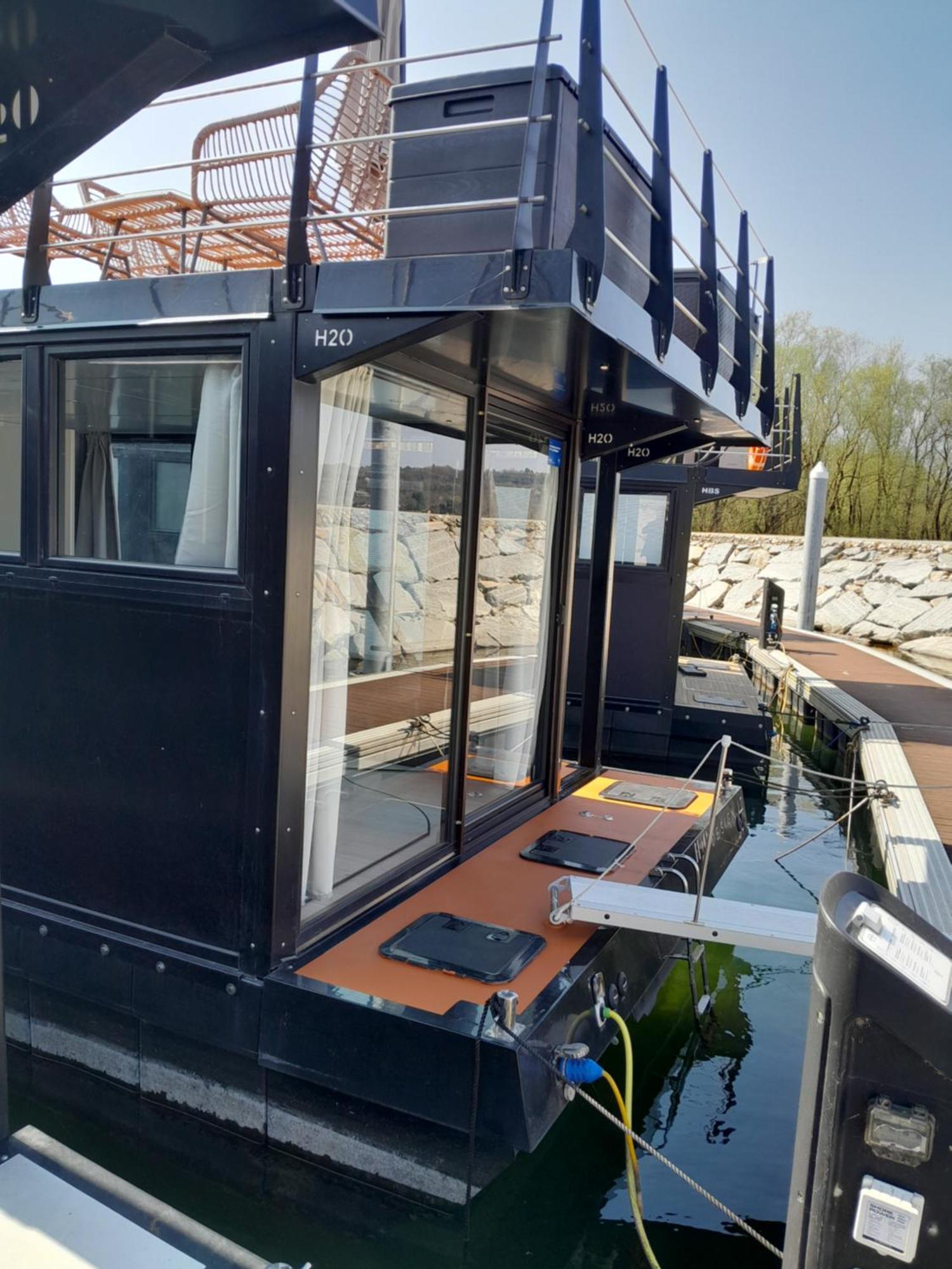 Floating Experience Black Pearl, Lago Maggiore 多米勒托 外观 照片